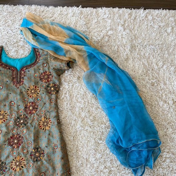 Flower gold and blue patiala style salwar - Picture 3 of 8